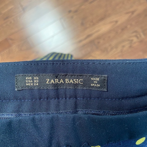 ZARA Spain, mid rise pants. Straight leg with 4 inch opening flair. Zip up side. - Picture 4 of 4